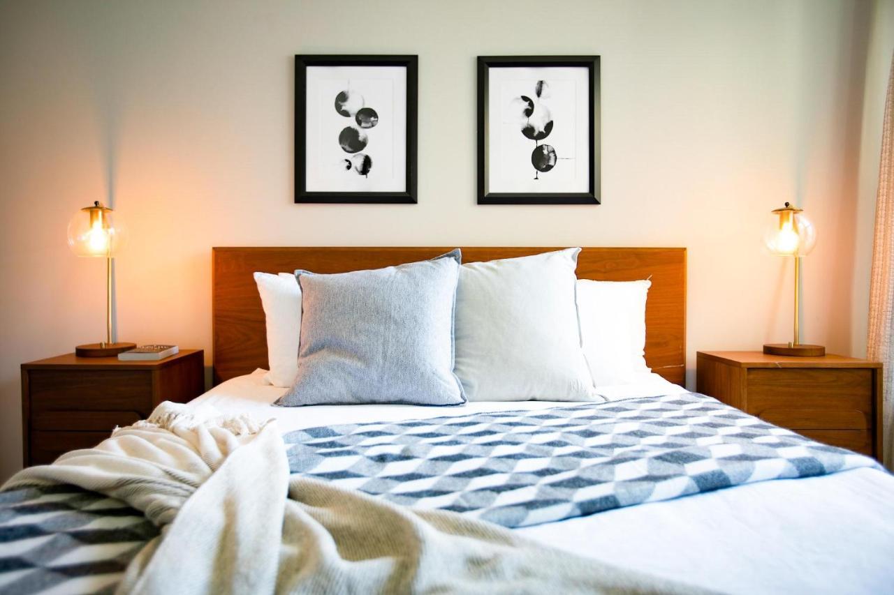 Black Swan - Heart Of Downtown - Midcentury With Patio Appartamento Greenville Esterno foto
