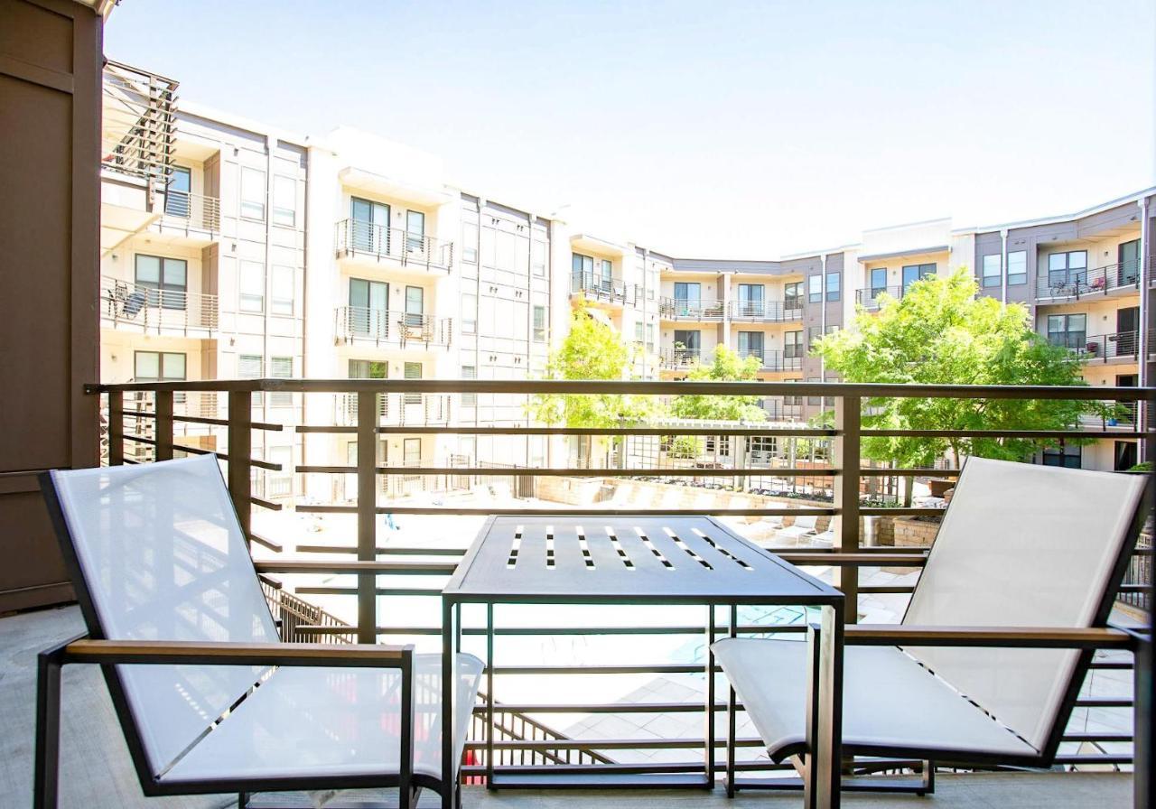 Black Swan - Heart Of Downtown - Midcentury With Patio Appartamento Greenville Esterno foto